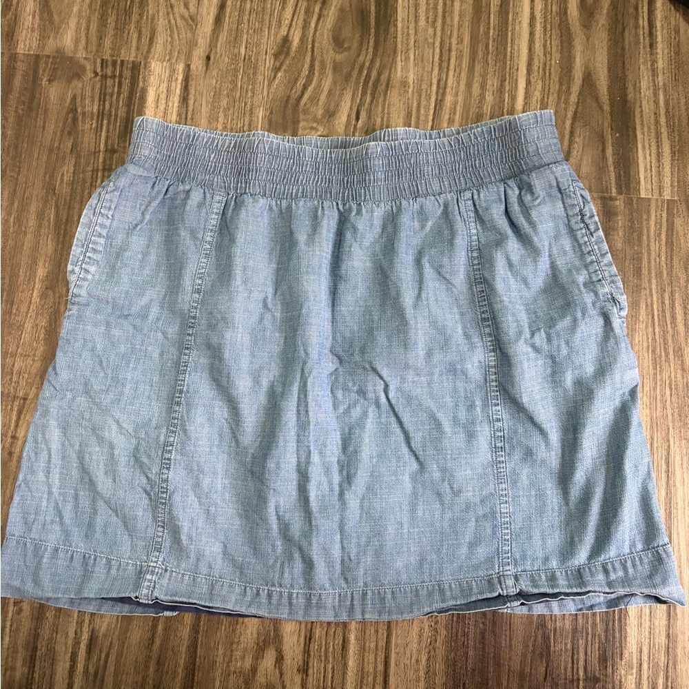Izod blue denim skirt with elastic waistband and pockets. Size M